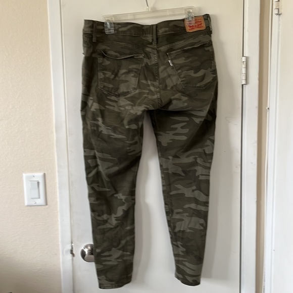 Levi women’s camo jeans. Size 32 (14) - Picture 2 of 4